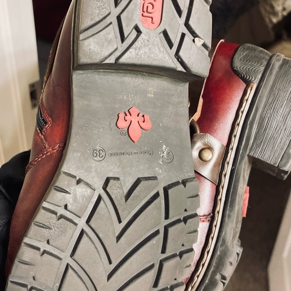 Beautiful boots that are lined and very comfortable. - Picture 6 of 7